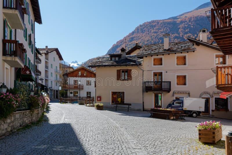 COGNE, ITALY/EUROPE - 26 OKTOBER: Straatscène in Cogne Italië o royalty-vrije stock foto's COGNE, ITALY/EUROPE - 26 OKTOBER: Straatscène in Cogne Italië o royalty-vrije stock foto's