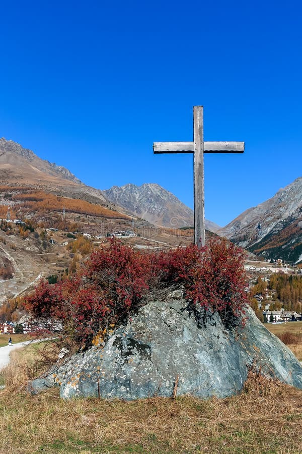 COGNE, ITALY/UK - 26 OKTOBER: Het kruis in de rots in Cogne binnen royalty-vrije stock foto's COGNE, ITALY/UK - 26 OKTOBER: Het kruis in de rots in Cogne binnen royalty-vrije stock foto's