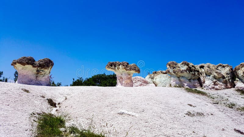 Cogumelos de pedra em Bulgária sob o céu azul imagens de stock royalty free Cogumelos de pedra em Bulgária sob o céu azul imagens de stock royalty free