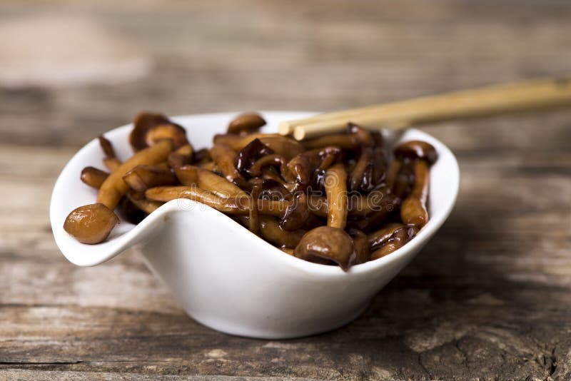 Cogumelos japoneses sauteed do bunapi-shimeji imagem de stock Cogumelos japoneses sauteed do bunapi-shimeji imagem de stock