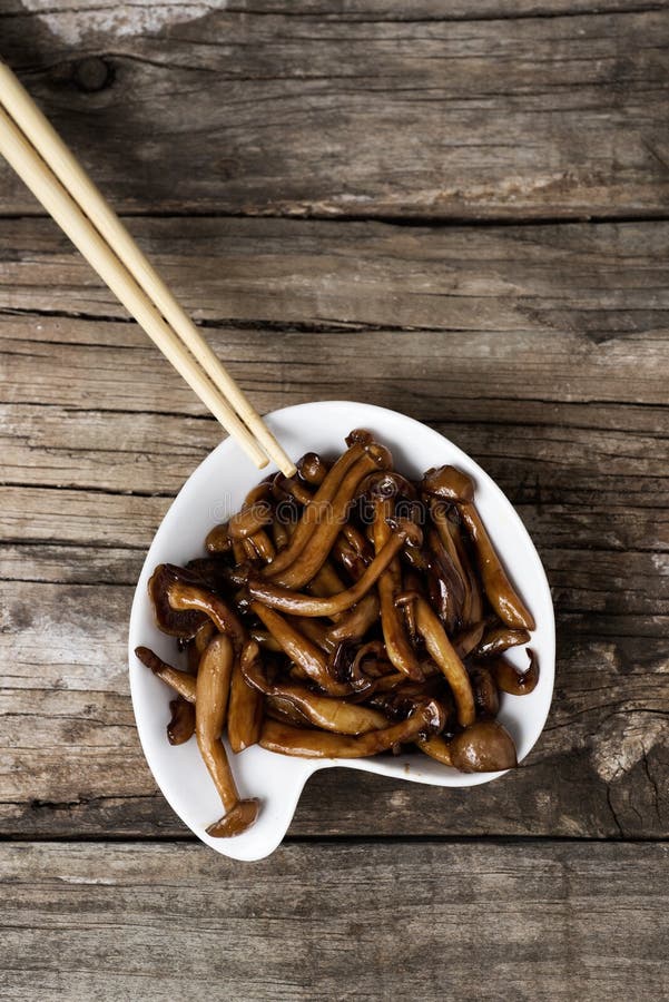 Cogumelos Japoneses Sauteed Do Bunapishimeji Imagem de Stock Imagem