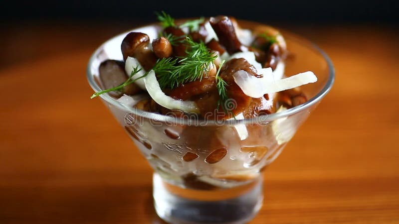 Cogumelos pstos de conserva com cebolas filme