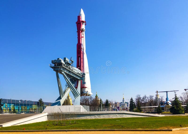 Cohete de espacio de la copia Vostok en el espacio del pabell?n fotos de archivo Cohete de espacio de la copia Vostok en el espacio del pabell?n fotos de archivo
