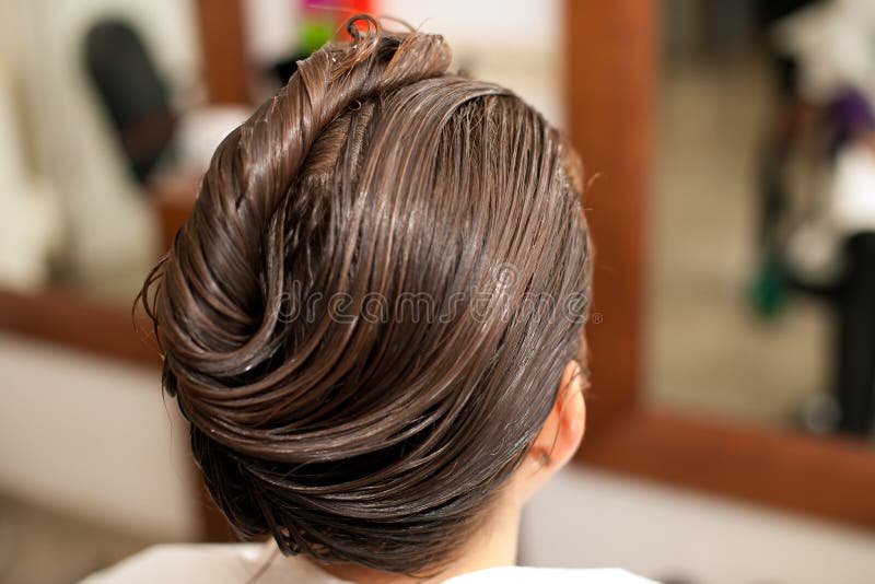 Coiffeur faisant le traitement de cheveux à un client dans le salon photos libres de droits Coiffeur faisant le traitement de cheveux à un client dans le salon photos libres de droits