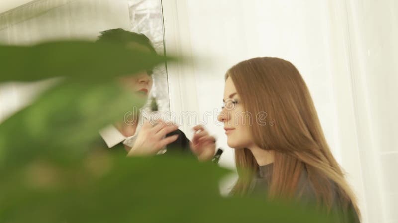 Coiffeur féminin faisant la coiffure femelle après coiffure dans le studio de beauté Fermez-vous vers le haut du coiffeur pour ho banque de vidéos