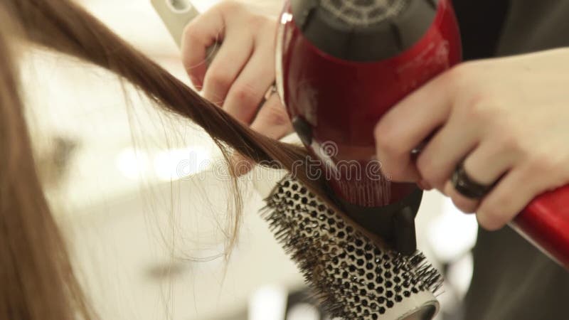 Coiffeur pour hommes utilisant le dessiccateur pour sécher les cheveux et la brosse à cheveux femelles pour dénommer après coiffu banque de vidéos