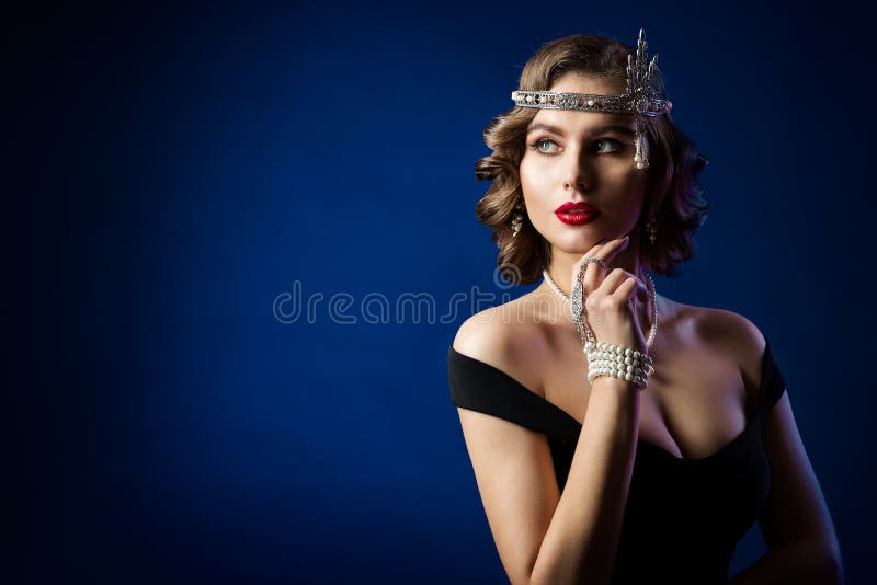 Femme Dans Une Position De Gatsby Robe De Style Isolée Sur Le Fond Blanc  Image stock - Image du chemise, conception: 208627187