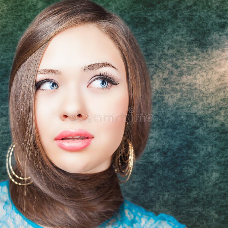 Coiffure de mode Beau femme avec le long cheveu droit image stock Coiffure de mode Beau femme avec le long cheveu droit image stock
