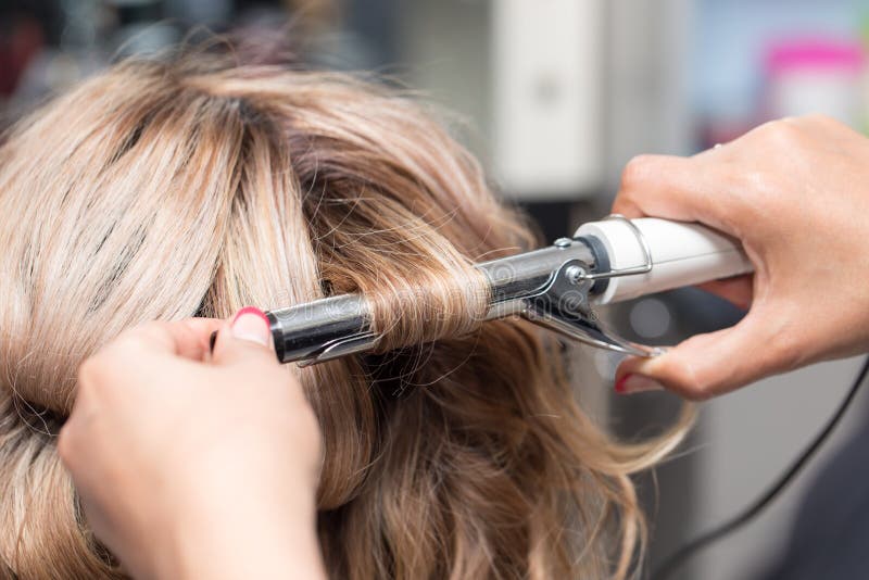 Coiffures femelles sur se courber dans un salon de beauté images stock Coiffures femelles sur se courber dans un salon de beauté images stock