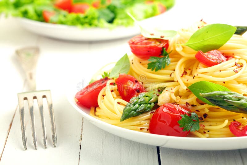 Coiled spaghetti with tomato and basil