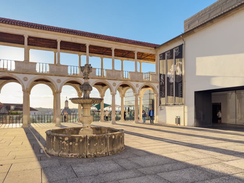 Coimbra Portugal, oktober 2024 : Solnedgång på innergården på nationalmuseet Machado de Castro i den gamla övre staden i Coimbra arkivfoto