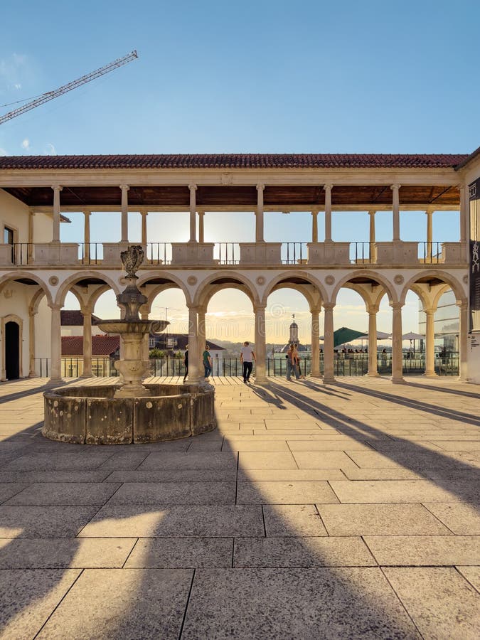 Coimbra Portugal, oktober 2024 : Solnedgång på innergården på nationalmuseet Machado de Castro i den gamla övre staden i Coimbra royaltyfri fotografi