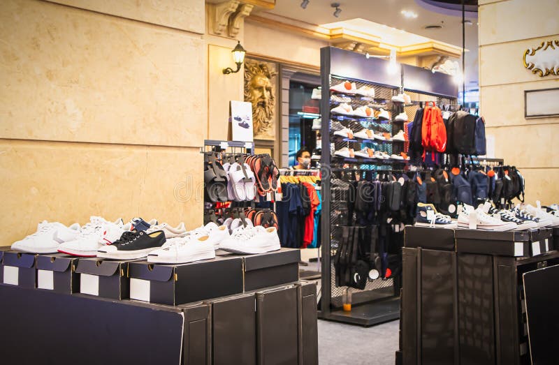 Coin De Chaussures De Mode Dans Le Hall De Promotion Au Centre