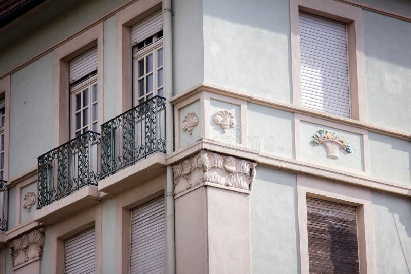 Coin de la maison avec balcon décoratif photos libres de droits Coin de la maison avec balcon décoratif photos libres de droits
