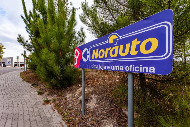 Coina, Portugal - 23 oktober 2019: Signpost die verwijst naar Norauto auto of auto-onderdelenwinkel en servicestation Auto-repara stock foto's Coina, Portugal - 23 oktober 2019: Signpost die verwijst naar Norauto auto of auto-onderdelenwinkel en servicestation Auto-repara stock foto's
