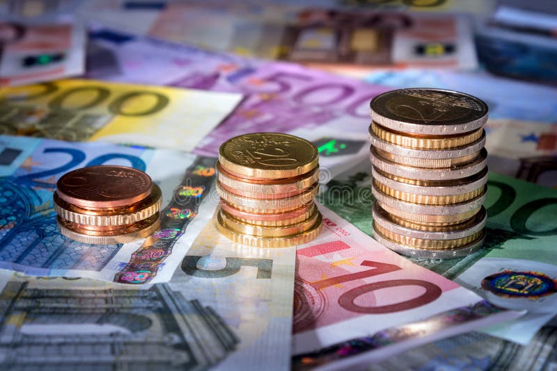 Monete grafico banconote in euro borsa, soldi in aumento per affari che per metafora.