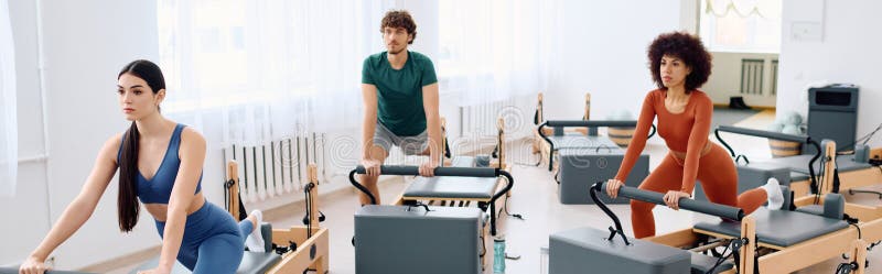 Coinvolgere la sessione di workout di gruppo in contemporanea immagine stock