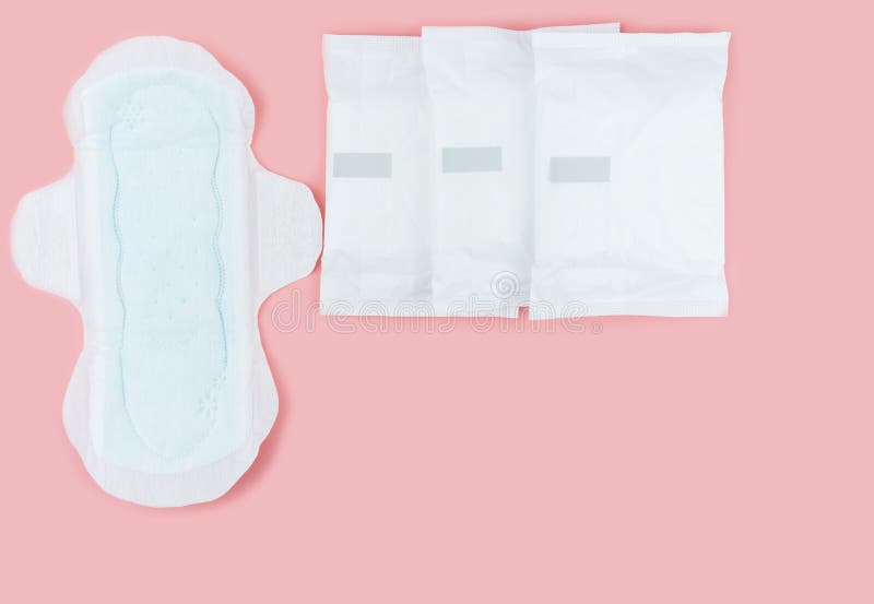 Cojines sanitarios y hojas absorbentes en un fondo rosado fotos de archivo libres de regalías Cojines sanitarios y hojas absorbentes en un fondo rosado fotos de archivo libres de regalías