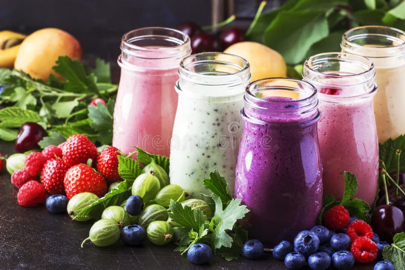 Cokctalis f?r b?rfrukt, smoothies och milkshakar, ny frukt och b?r p? den bruna tabellen, stilleben, selektiv fokus royaltyfria foton Cokctalis f?r b?rfrukt, smoothies och milkshakar, ny frukt och b?r p? den bruna tabellen, stilleben, selektiv fokus royaltyfria foton