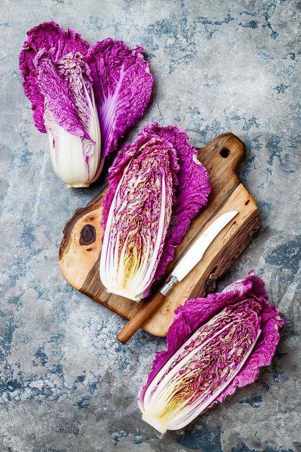 Col púrpura del napa sobre fondo de piedra gris Vegano basado planta o concepto de cocinar vegetariano Comida limpia de la consum fotos de archivo