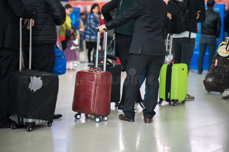 Cola de la gente asiática que espera en la puerta de embarque en el aeropuerto primer imágenes de archivo libres de regalías Cola de la gente asiática que espera en la puerta de embarque en el aeropuerto primer imágenes de archivo libres de regalías