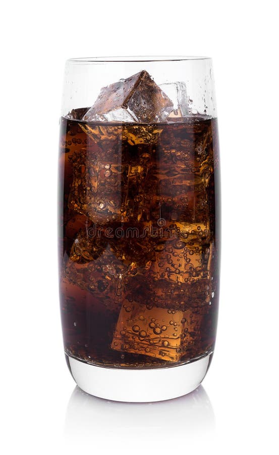 Cola en vidrio con cubos de hielo sobre fondo blanco imagenes de archivo Cola en vidrio con cubos de hielo sobre fondo blanco imagenes de archivo