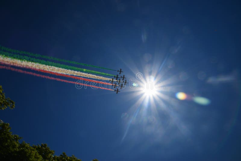 Cola italiana de la bandera de Frecce Tricolori foto de archivo Cola italiana de la bandera de Frecce Tricolori foto de archivo