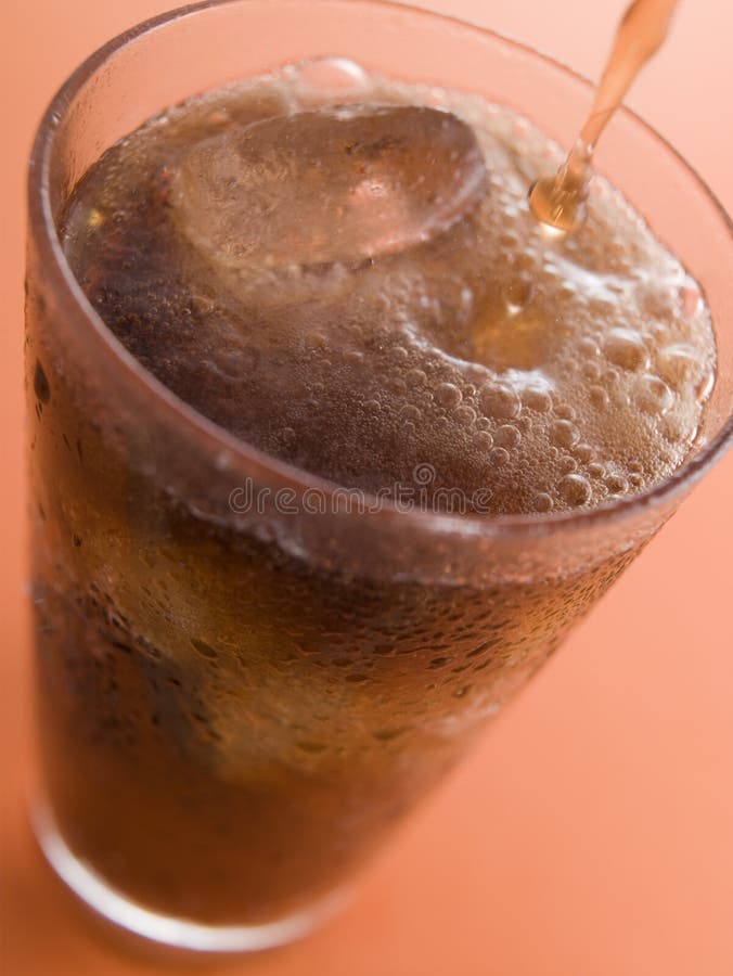 cola skära i tärningar glass hälla för is arkivbilder cola skära i tärningar glass hälla för is arkivbilder