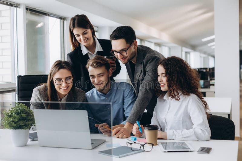 A colaboração é uma chave ao sucesso Executivos novos que discutem algo ao olhar o monitor do computador junto dentro imagem de stock royalty free A colaboração é uma chave ao sucesso Executivos novos que discutem algo ao olhar o monitor do computador junto dentro imagem de stock royalty free