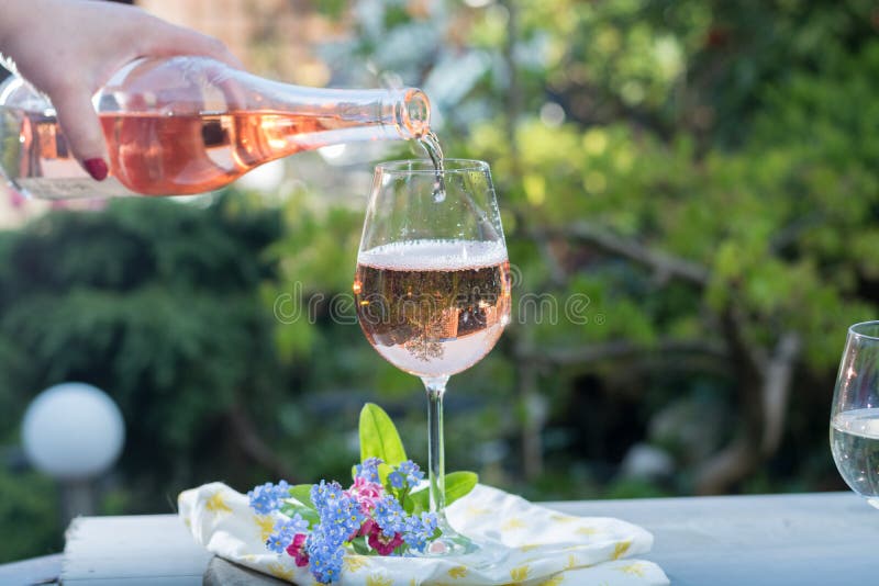 Colada del camarero glas del vino rosado frío, terrase al aire libre, soleado fotografía de archivo Colada del camarero glas del vino rosado frío, terrase al aire libre, soleado fotografía de archivo