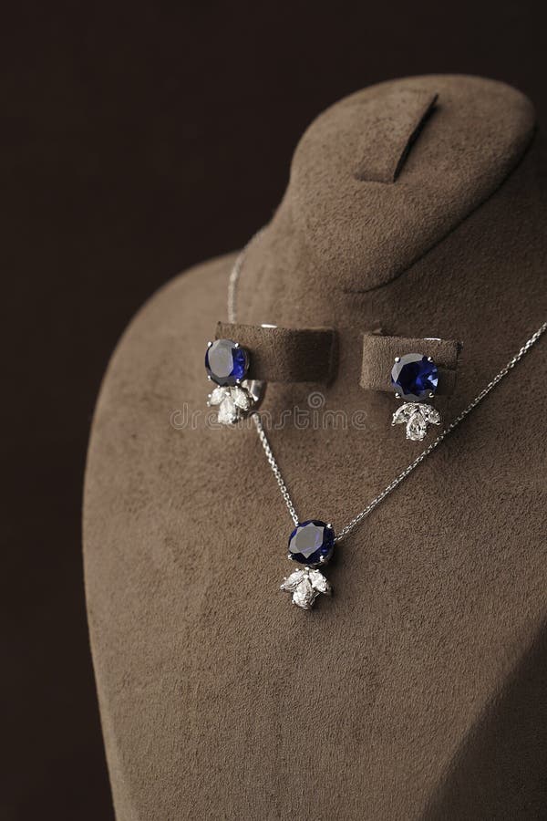Colar De Platina Com Diamantes E Gemstone De Safira Azul Imagem de Stock -  Imagem de pedra, romance: 235493995