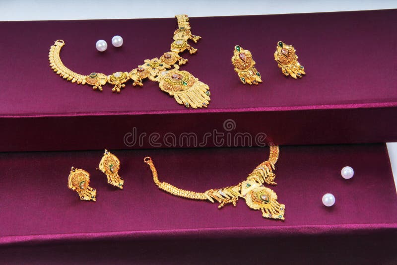 Heavy gold necklaces with earrings for brides. Heavy gold necklaces with earrings for brides
