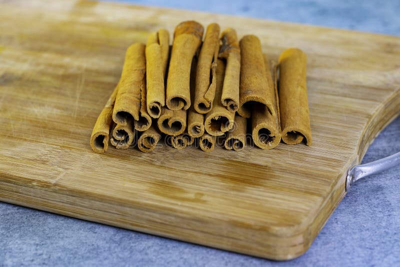 Colas de canela isoladas sobre fundo cinza fotografia de stock royalty free