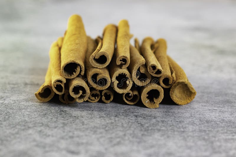 Colas de canela isoladas sobre fundo cinza foto de stock