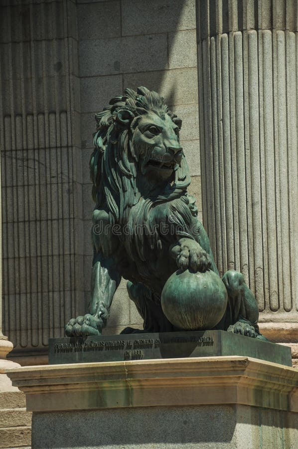 Colata del leone della scultura in bronzo sulla facciata della costruzione a Madrid fotografie stock libere da diritti Colata del leone della scultura in bronzo sulla facciata della costruzione a Madrid fotografie stock libere da diritti