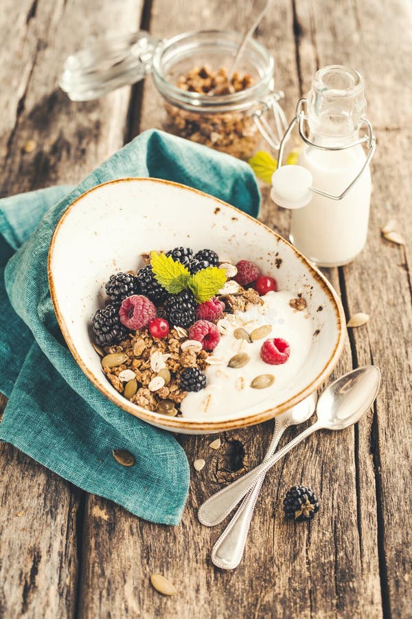 Colazione di cereali con more fresco immagini stock libere da diritti Colazione di cereali con more fresco immagini stock libere da diritti