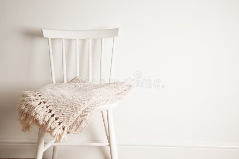 Colcha ou cobertura na cadeira branca do vintage, estilo minimalistic housekeeping Copie o espaço foto de stock Colcha ou cobertura na cadeira branca do vintage, estilo minimalistic housekeeping Copie o espaço foto de stock