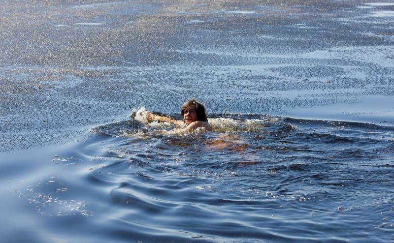 Лежать в холодной воде. Плыть в холодной воде. Фотосессия в озере в холоде. Сон плавать в холодной воде. Сонник плавать в холодной воде.