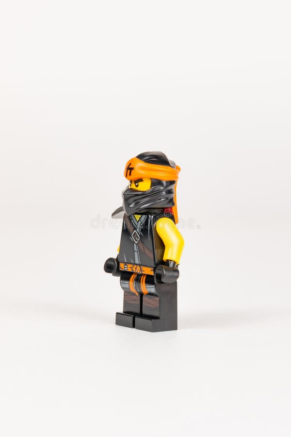 Héroe De Juguete Frío En Un Kimono Con Una Escoria Un Terremoto De Dorada De Un Conjunto De Lego Ninjago Sobre Fondo Imagen editorial - Imagen de mini,