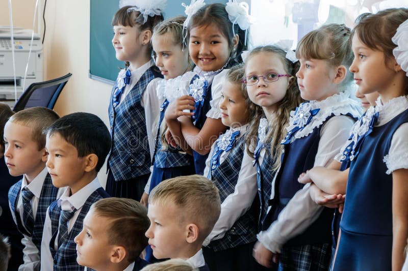?cole Pi?ce fra?che Enfants dans le support d'uniforme scolaire dans deux rangées et poser pour un autre photographe Une fille a photographie stock libre de droits ?cole Pi?ce fra?che Enfants dans le support d'uniforme scolaire dans deux rangées et poser pour un autre photographe Une fille a photographie stock libre de droits