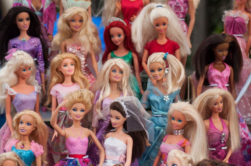 Muñeca Barbie En El Mercado De Pulgas En La Calle Foto editorial - Imagen de muñeca, barbie: 158578291
