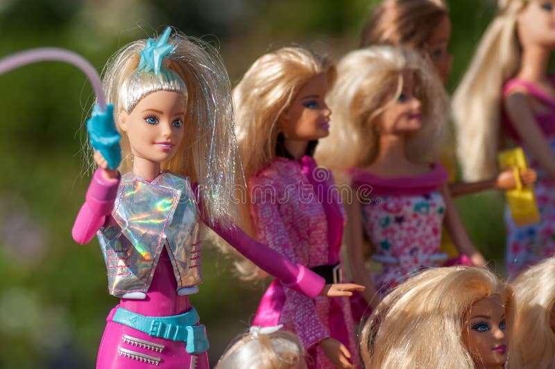 Colección De Muñecas Barbie Por Mattel En Un Supermercado De Juguetes Imagen de archivo editorial - Imagen de colección, mattel: 166392914