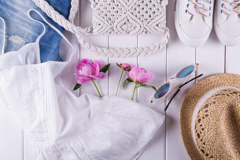 Colección de collage de la ropa y de los accesorios del verano del ` s de las mujeres en el blanco, endecha plana, foto de archivo libre de regalías Colección de collage de la ropa y de los accesorios del verano del ` s de las mujeres en el blanco, endecha plana, foto de archivo libre de regalías