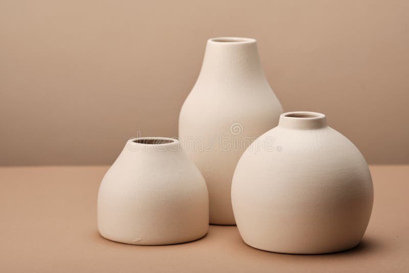 Colección diferente de tazas de baño hechas a mano sobre una mesa marrón. ecológicamente limpio moda elegantes tazas azules y blancas para la higiene de los accesorios de baño cepillo de dientes y jabón.