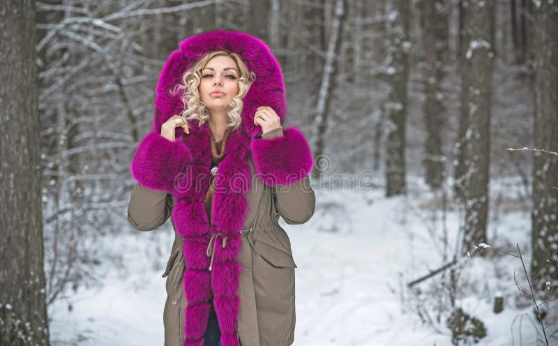 Colectora De Ropa Para Mujeres De Invierno Dama De Abrigo De Piel Foto de  archivo - Imagen de ocasional, alineada: 261576462