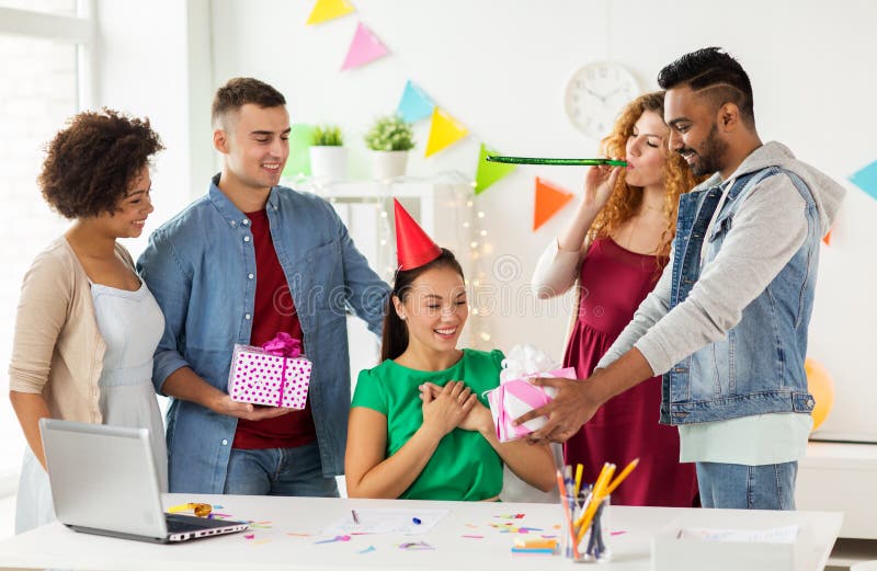 Colega del saludo del equipo en la fiesta de cumpleaños de la oficina imagen de archivo libre de regalías Colega del saludo del equipo en la fiesta de cumpleaños de la oficina imagen de archivo libre de regalías
