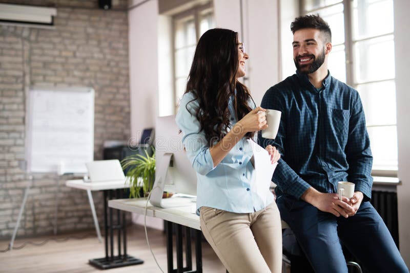 Colegas de Coworking que tienen conversación en el lugar de trabajo imagenes de archivo Colegas de Coworking que tienen conversación en el lugar de trabajo imagenes de archivo