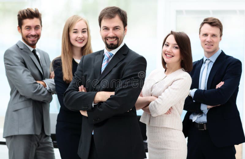 Colegas de trabalho elegantes que olham a câmera durante a reunião no escritório imagem de stock royalty free Colegas de trabalho elegantes que olham a câmera durante a reunião no escritório imagem de stock royalty free
