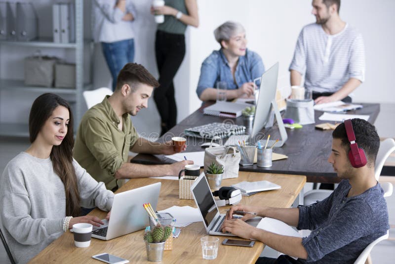 Colegas de trabalho no escritório moderno imagem de stock