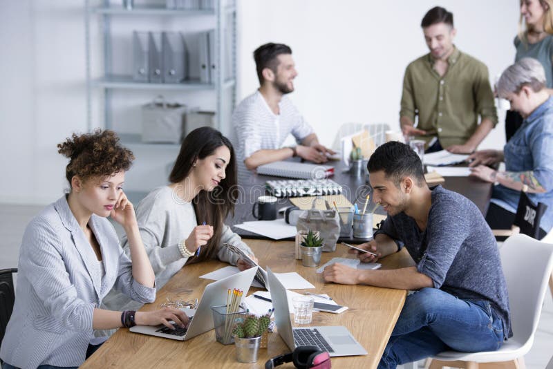 Colegas de trabalho que conceituam ideias para o projeto imagens de stock royalty free